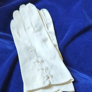 Vintage, Off White, Elegant Embroidered Gloves